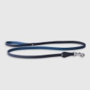 Hand-stitched from grained, cactus vegan leather in an artisan workshop in the EU. Characterized by Pattmond’s signature shape, distinguished by subtle shifts in width and refined ornamental details. Navy cactus-based “leather” with matching navy stitching and a royal blue lining inside the handle. Solid brass hardware in silver (signature snap hook and logo studs), nickel-free and protected with a durable, polished finish. With a fixed length of 175 cm and a width of 2.2 cm, it is proportioned for larger dogs.