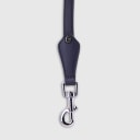 Hand-stitched from grained, cactus vegan leather in an artisan workshop in the EU. Characterized by Pattmond’s signature shape, distinguished by subtle shifts in width and refined ornamental details. Navy cactus-based “leather” with matching navy stitching and a royal blue lining inside the handle. Solid brass hardware in silver (signature snap hook and logo studs), nickel-free and protected with a durable, polished finish. With a fixed length of 175 cm and a width of 2.2 cm, it is proportioned for larger dogs.