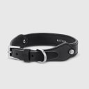 A dog collar in smooth, natural bovine leather, handmade in a Polish artisan workshop. Designed by the Italian designer Francesco Rigucci, it is recognisable by its signature shape and the jewellery-like metal studs carrying the brand logo. The outer layer is black vegetable-tanned bovine leather with matching black stitching, over soft padding and a black leather lining. The D-ring, buckle and logo studs are solid brass in gunmetal finish, nickel-free and protected with a durable polished coating. Adjustable length – check the measurements to choose the right size for your dog. Available on its own or as a set with the matching leather leash and lambskin gloves.