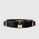 A dog collar in natural bovine leather, hand-sewn in a Polish artisan workshop. Raw edges and clean lines bring out the natural character of vegetable-tanned leather. The collar is defined by its solid brass hardware, nickel-free and made to order for Pattmond by an Italian manufacturer. The polished gold finish gives it a jewellery-like quality. A distinctive metal piece at the centre of the collar makes clipping on the leash easy, and two side buckles with the Pattmond logo allow a precise fit. Available on its own or as a set with the matching leather leash.