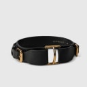 A dog collar in natural bovine leather, hand-sewn in a Polish artisan workshop. Raw edges and clean lines bring out the natural character of vegetable-tanned leather. The collar is defined by its solid brass hardware, nickel-free and made to order for Pattmond by an Italian manufacturer. The polished gold finish gives it a jewellery-like quality. A distinctive metal piece at the centre of the collar makes clipping on the leash easy, and two side buckles with the Pattmond logo allow a precise fit. Available on its own or as a set with the matching leather leash.