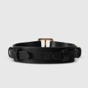 A dog collar in natural bovine leather, hand-sewn in a Polish artisan workshop. Raw edges and clean lines bring out the natural character of vegetable-tanned leather. The collar is defined by its solid brass hardware, nickel-free and made to order for Pattmond by an Italian manufacturer. The polished gold finish gives it a jewellery-like quality. A distinctive metal piece at the centre of the collar makes clipping on the leash easy, and two side buckles with the Pattmond logo allow a precise fit. Available on its own or as a set with the matching leather leash.