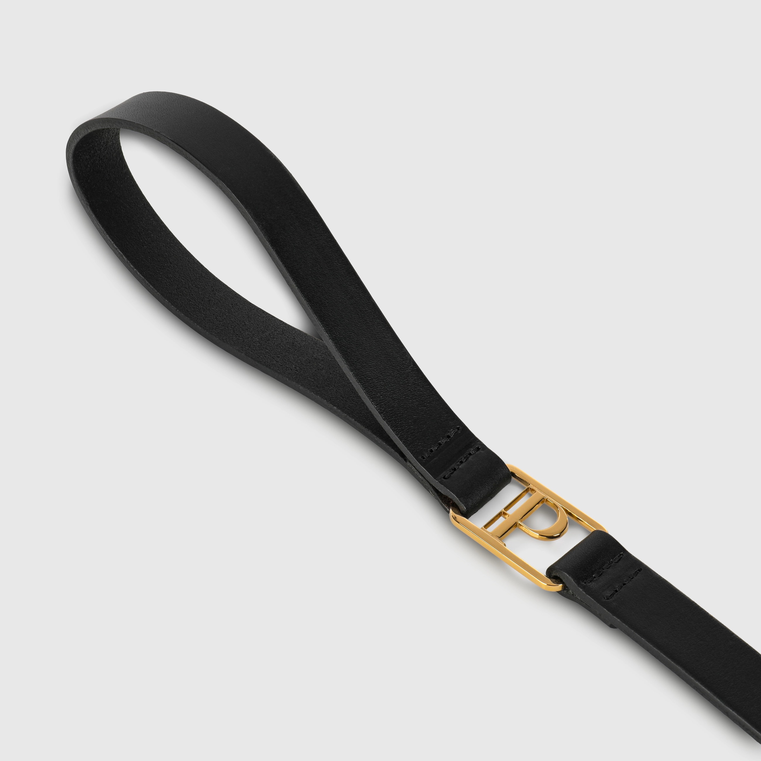 Hand-sewn from smooth vegetable-tanned bovine leather in a Polish artisan workshop. Raw edges and clean lines bring out the natural character of the leather. The leash is defined by its solid brass hardware, nickel-free and made to order for Pattmond by an Italian manufacturer. The polished gold finish gives it a jewellery-like quality. The handle is finished with a metal piece bearing the Pattmond logo. Fixed length of 150 cm (width 2.2 cm).