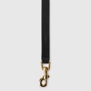 Hand-sewn from smooth vegetable-tanned bovine leather in a Polish artisan workshop. Raw edges and clean lines bring out the natural character of the leather. The leash is defined by its solid brass hardware, nickel-free and made to order for Pattmond by an Italian manufacturer. The polished gold finish gives it a jewellery-like quality. The handle is finished with a metal piece bearing the Pattmond logo. Fixed length of 150 cm (width 2.2 cm).