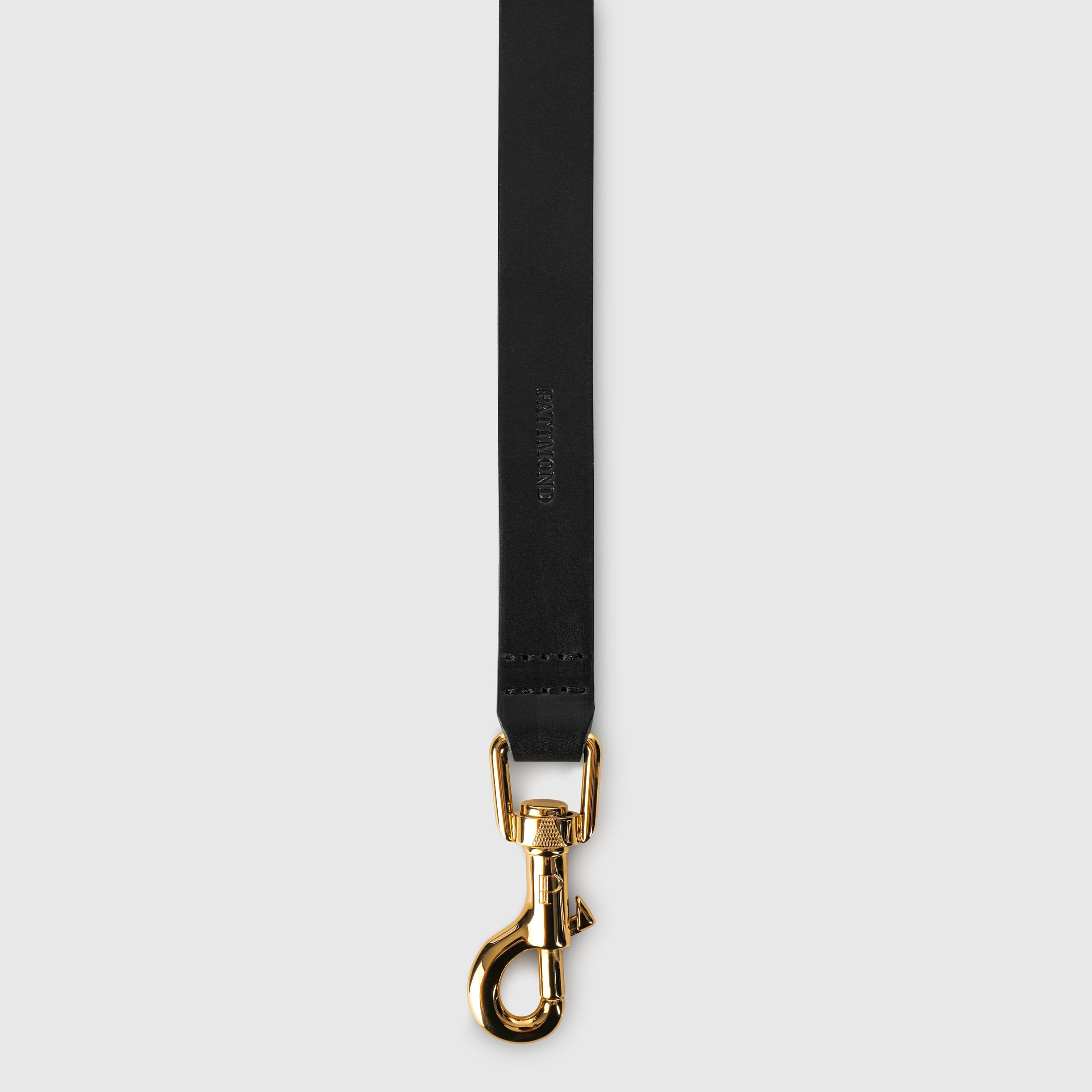 Hand-sewn from smooth vegetable-tanned bovine leather in a Polish artisan workshop. Raw edges and clean lines bring out the natural character of the leather. The leash is defined by its solid brass hardware, nickel-free and made to order for Pattmond by an Italian manufacturer. The polished gold finish gives it a jewellery-like quality. The handle is finished with a metal piece bearing the Pattmond logo. Fixed length of 150 cm (width 2.2 cm).