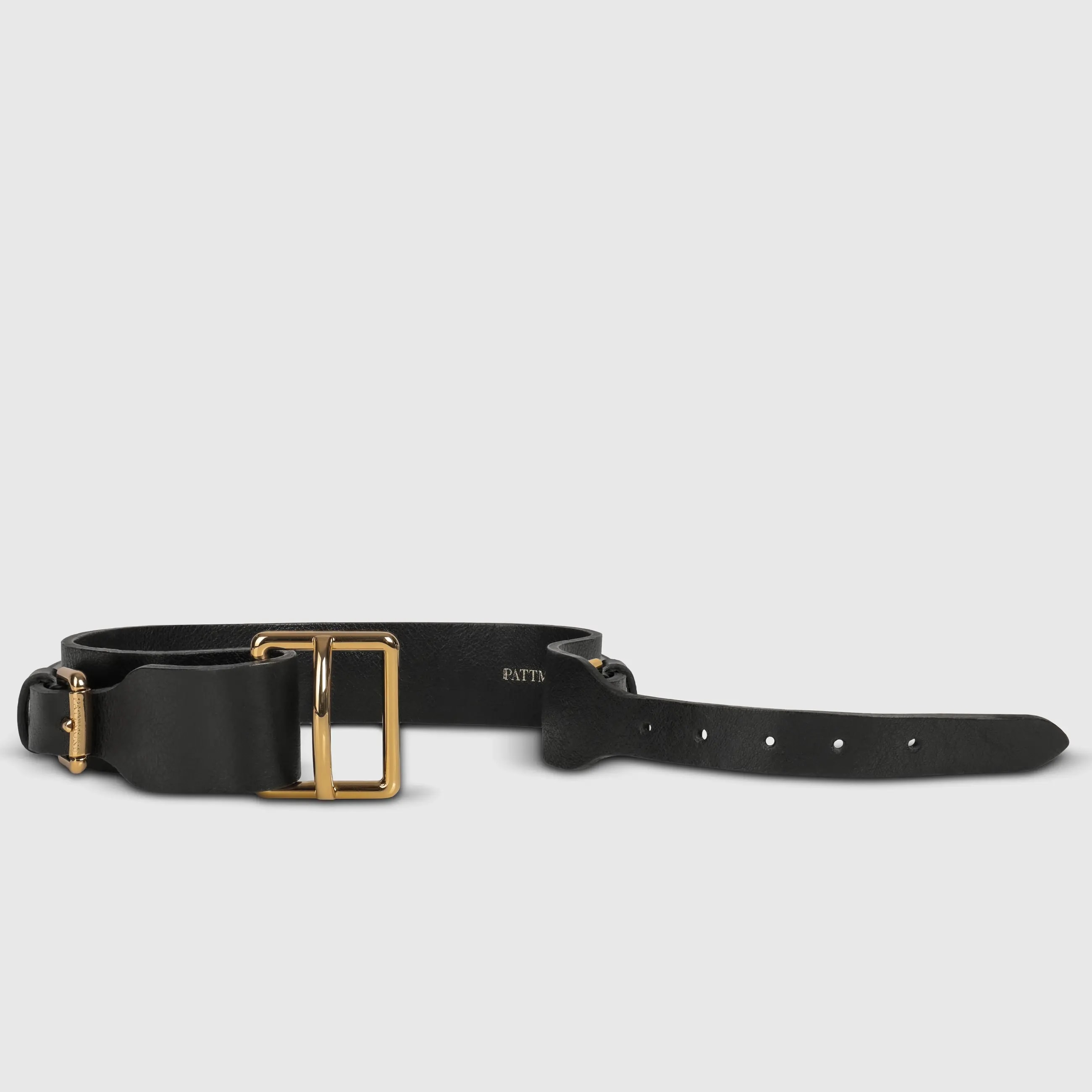 A dog collar in natural bovine leather, hand-sewn in a Polish artisan workshop. Raw edges and clean lines bring out the natural character of vegetable-tanned leather. The collar is defined by its solid brass hardware, nickel-free and made to order for Pattmond by an Italian manufacturer. The polished gold finish gives it a jewellery-like quality. A distinctive metal piece at the centre of the collar makes clipping on the leash easy, and two side buckles with the Pattmond logo allow a precise fit. Available on its own or as a set with the matching leather leash.