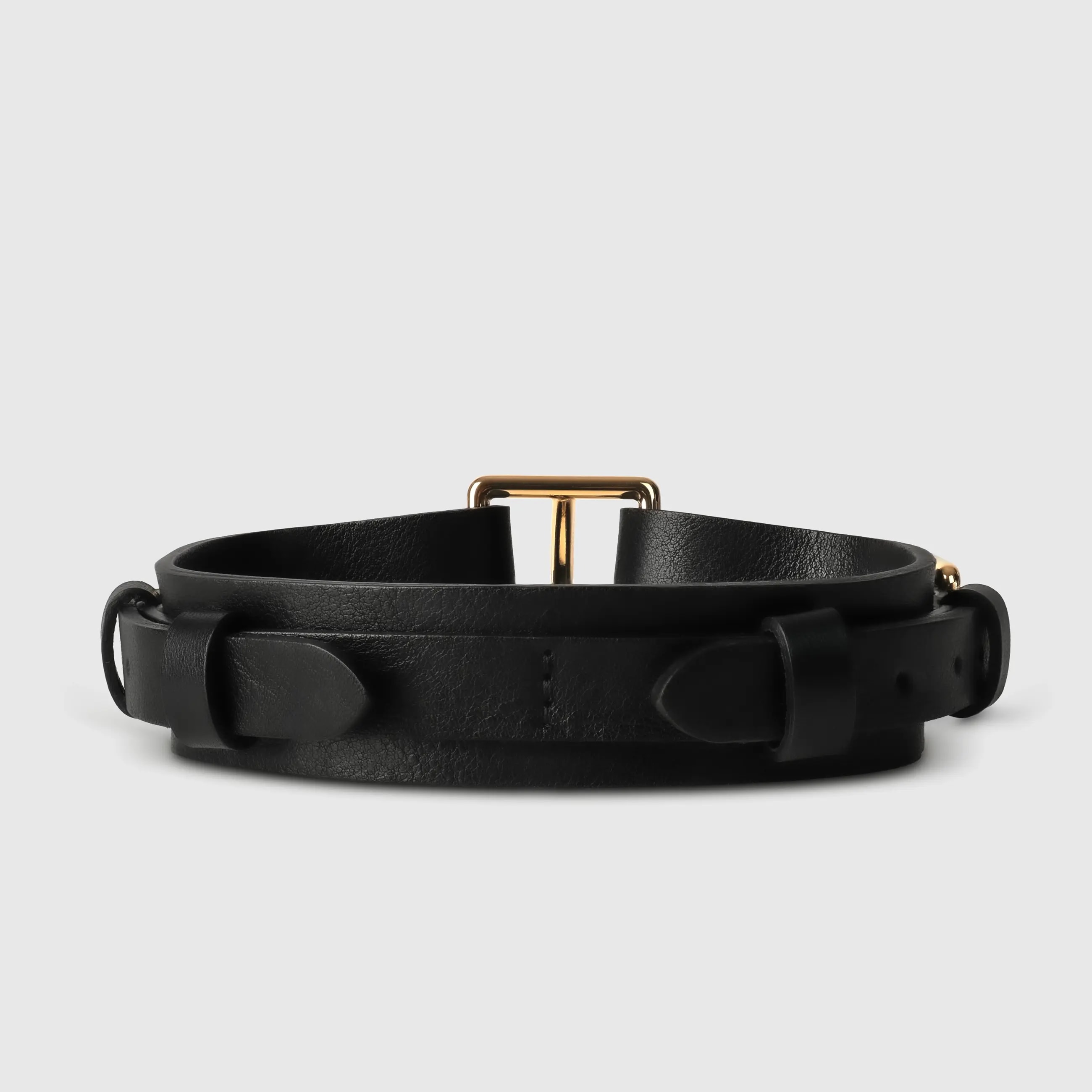 A dog collar in natural bovine leather, hand-sewn in a Polish artisan workshop. Raw edges and clean lines bring out the natural character of vegetable-tanned leather. The collar is defined by its solid brass hardware, nickel-free and made to order for Pattmond by an Italian manufacturer. The polished gold finish gives it a jewellery-like quality. A distinctive metal piece at the centre of the collar makes clipping on the leash easy, and two side buckles with the Pattmond logo allow a precise fit. Available on its own or as a set with the matching leather leash.